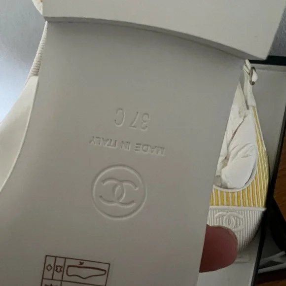 CHANEL Yellow and White striped slingback flags stripes 2024 cruise coco beach - Picture 4 of 5